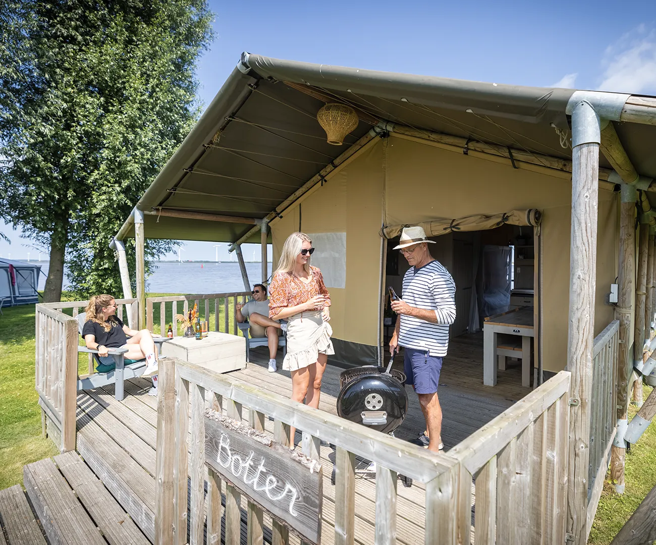 Een sfeerfoto van de haven van Jachthaven Nieuwboer voor Contentmaaksters