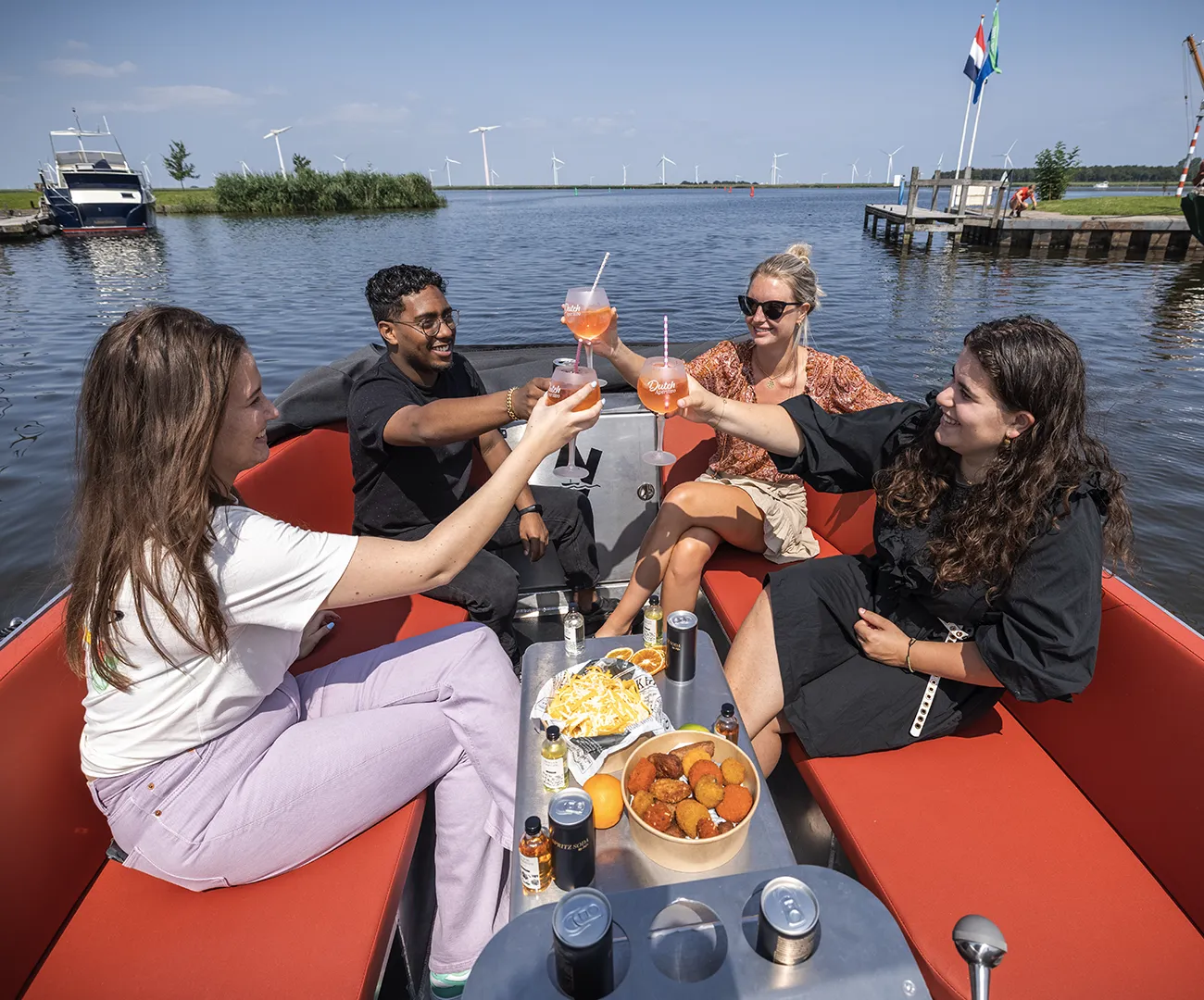 Een sfeerfoto van de haven van Jachthaven Nieuwboer voor Contentmaaksters