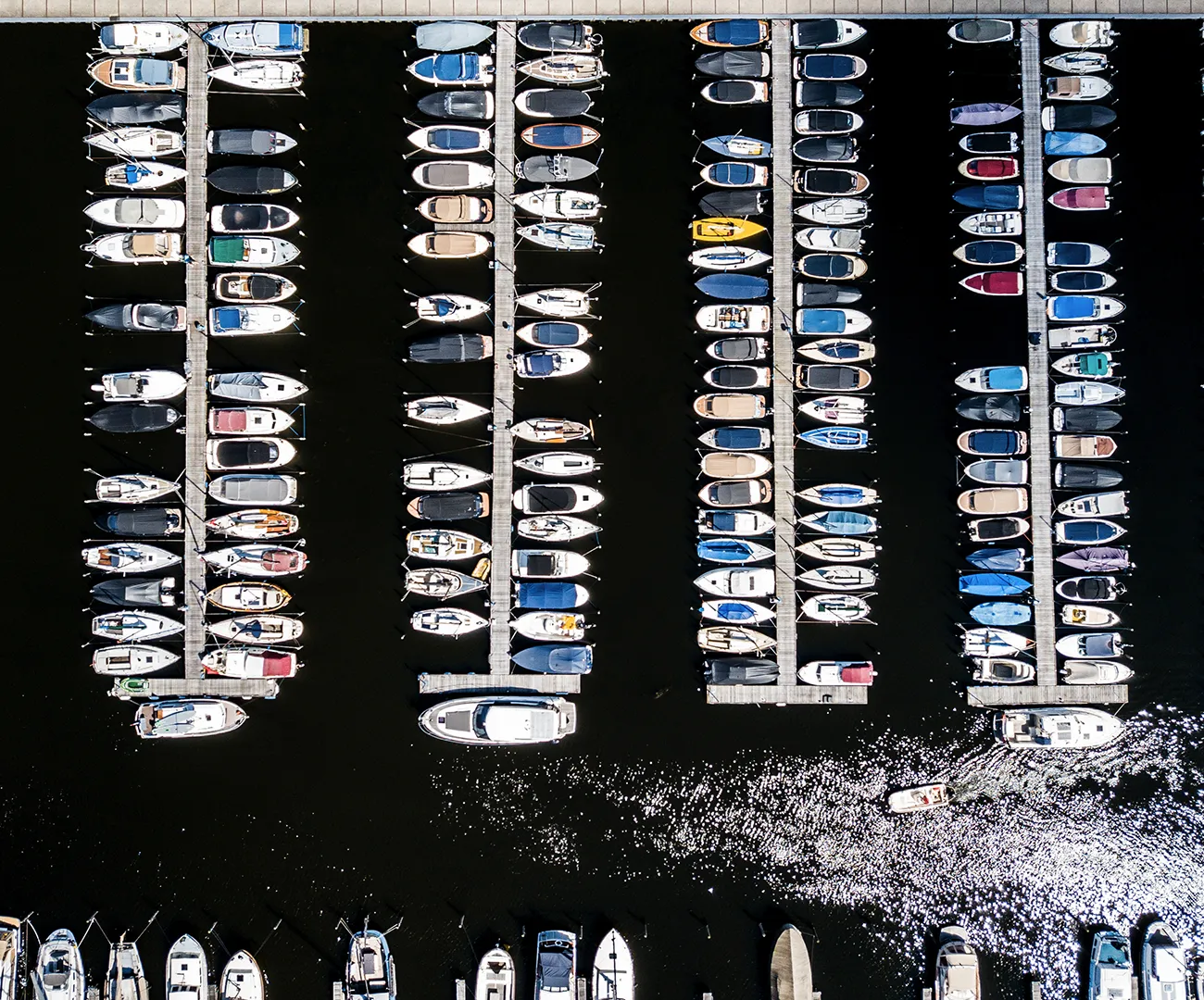 Een sfeerfoto van de haven van Jachthaven Nieuwboer voor Contentmaaksters