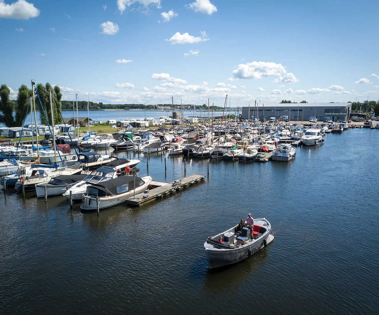 Een sfeerfoto van de haven van Jachthaven Nieuwboer voor Contentmaaksters