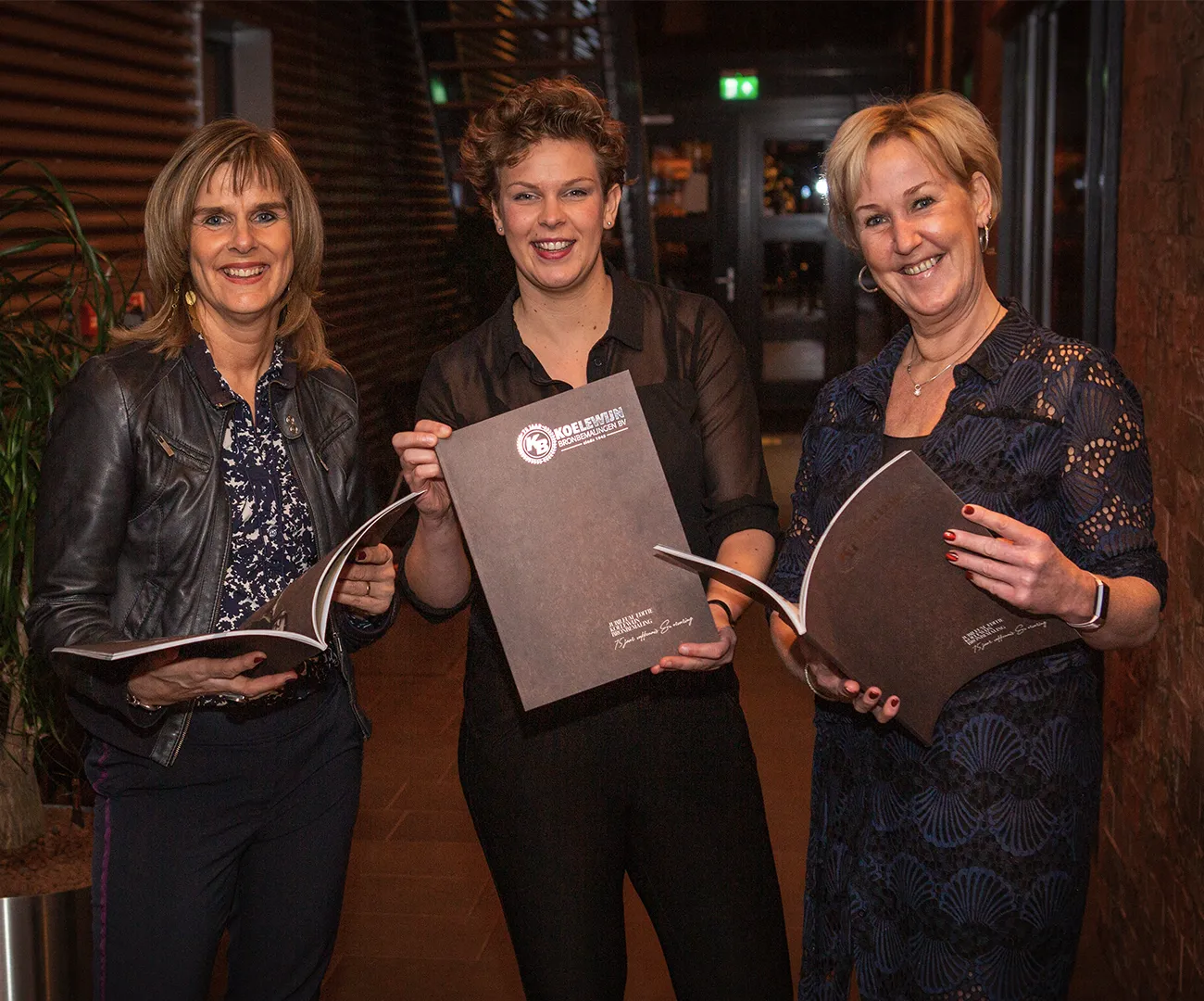 Connie, Lilian en Marianne van Contentmaaksters met de uitgave van de jubileumeditie van Koelewijn Bronbemalingen